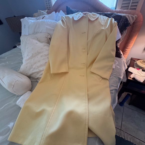 London Fog Jackets & Blazers - London Fog elegant lined Yellow Women's trench coat